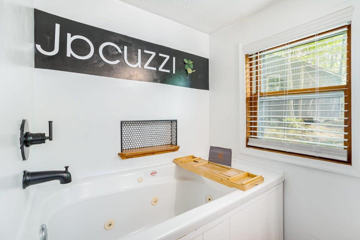 Modernized Log Cabin W Hot Tub Fire Pit & Views Berkeley Springs Zewnętrze zdjęcie