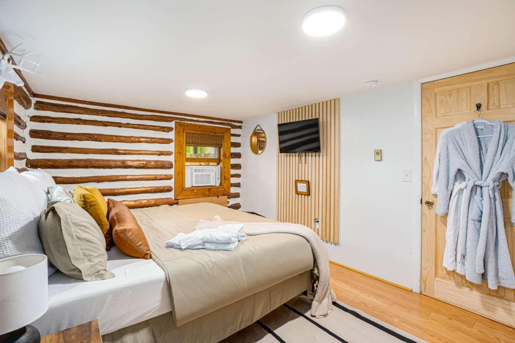 Modernized Log Cabin W Hot Tub Fire Pit & Views Berkeley Springs Zewnętrze zdjęcie